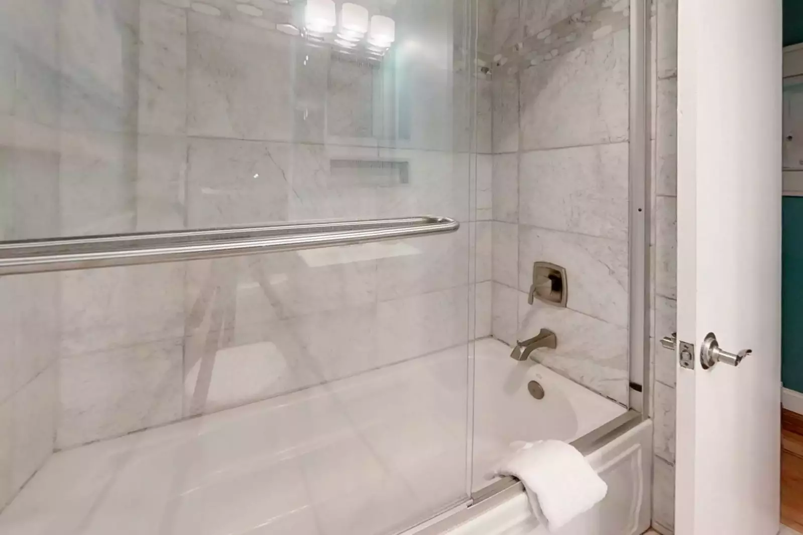 Guest bath with shower/tub combination