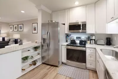 Clean and bright! Counter seating for four.