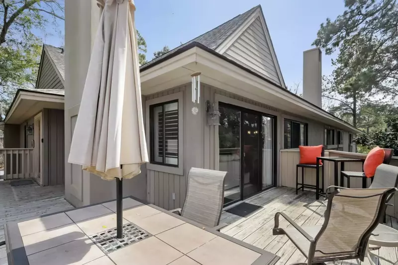 A beautiful area to relax with friends after a day at the beach!