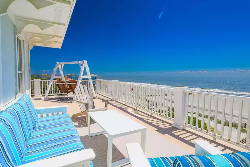 The roof deck features stunning ocean views, lovely ocean breezes and plenty of outdoor seating.