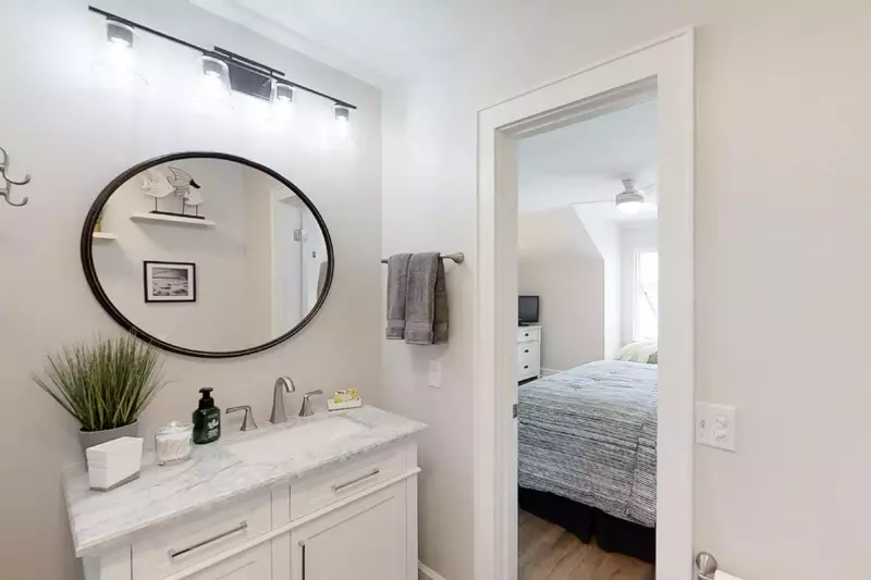 Guest En Suite bath