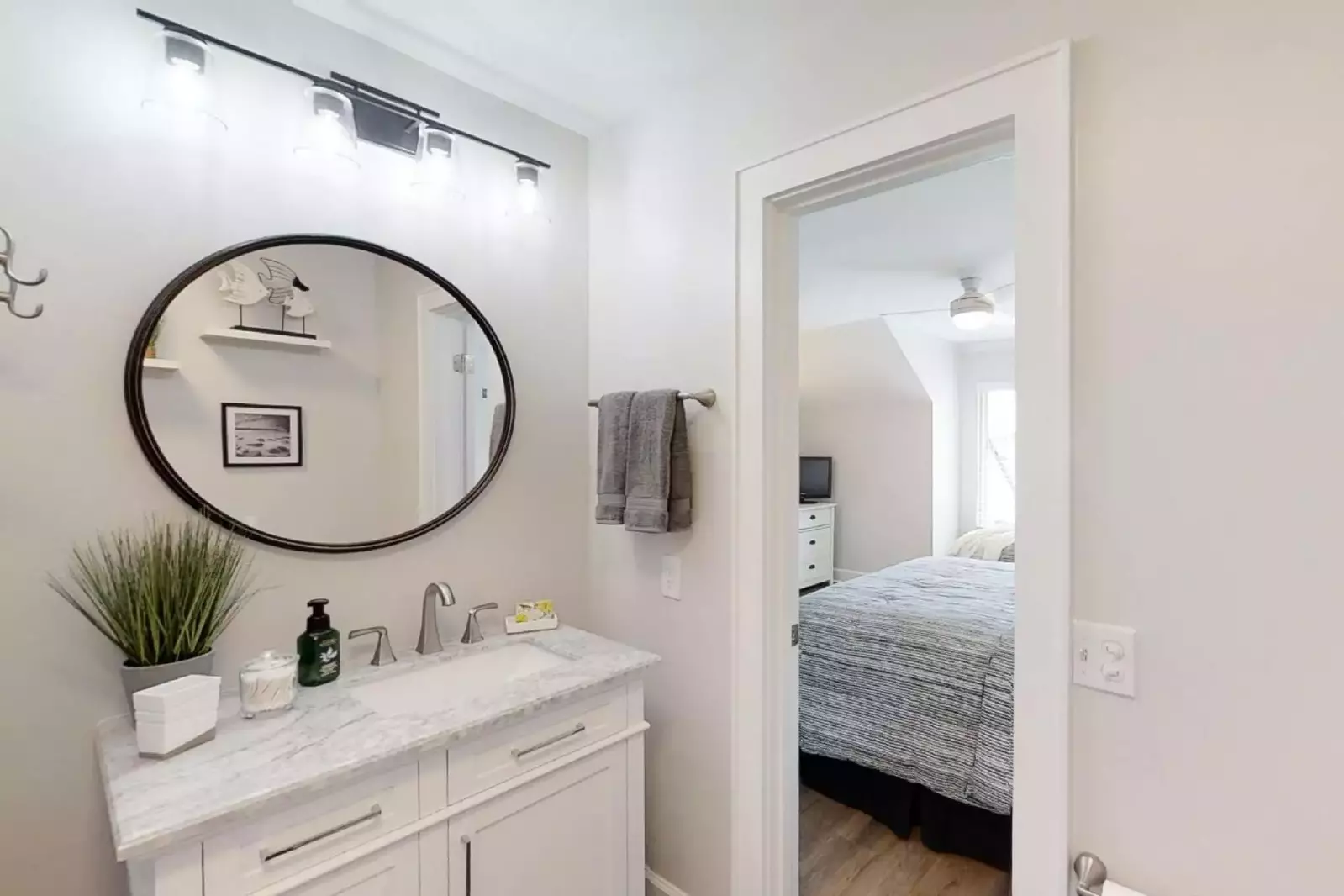 Guest En Suite bath