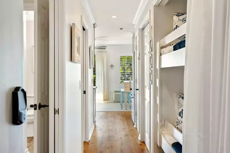 Sleeping alcove with bunk bed