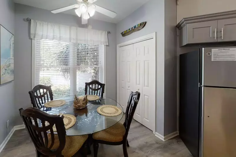 Dining Table seats 4-5