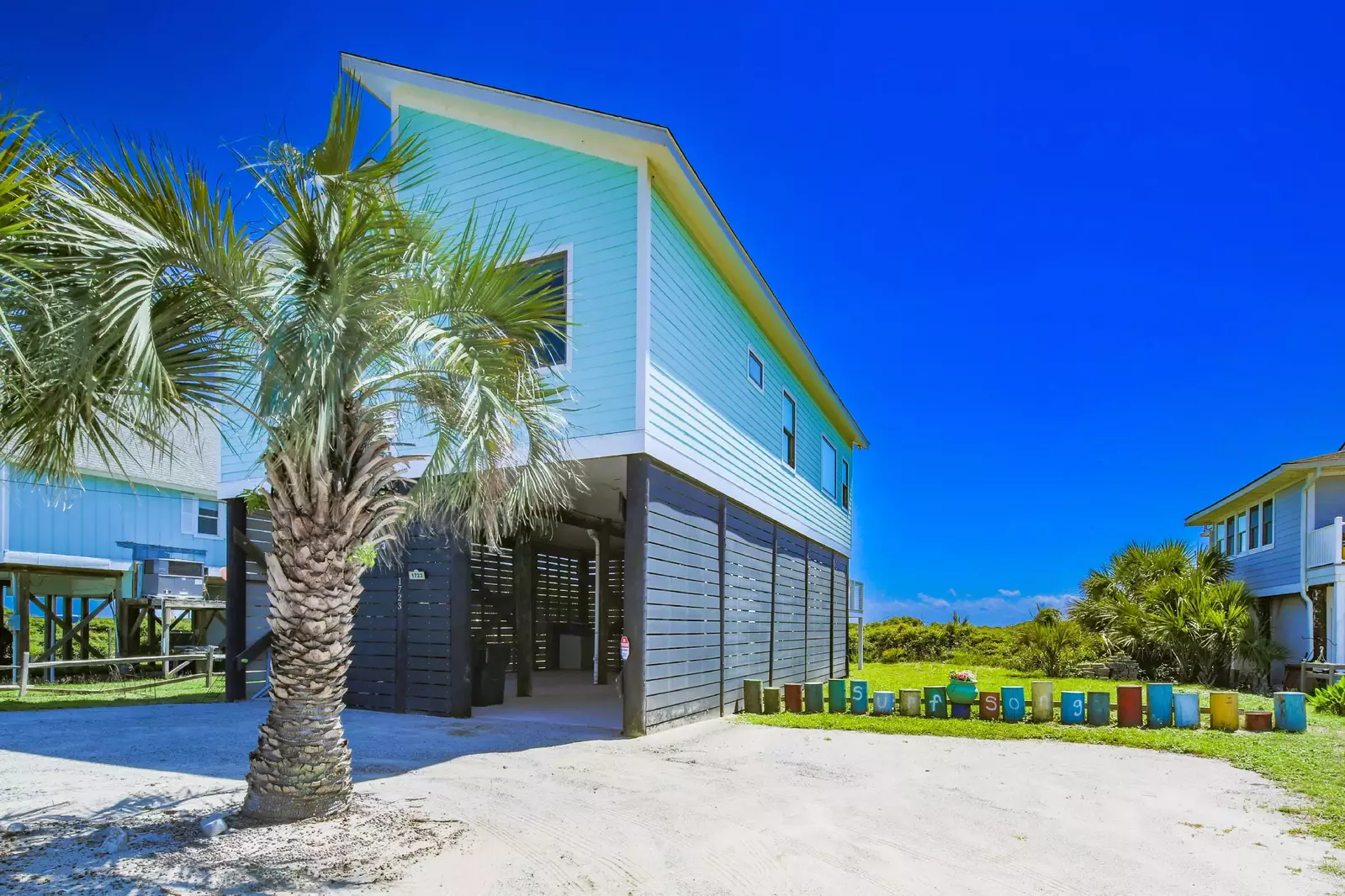 You may park a maximim of 4 vehicles at Surfsong Cottage on the spacious driveway and carport.