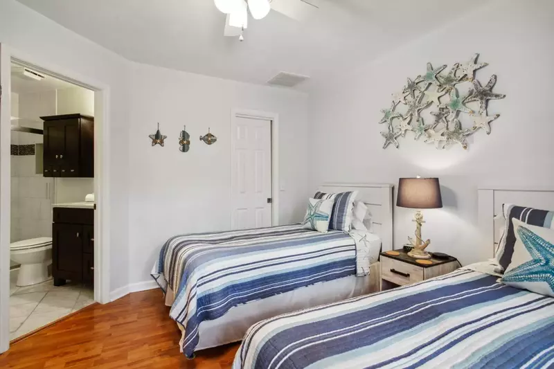 Guest bedroom with en suite bath