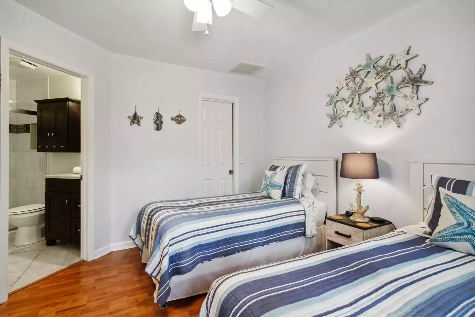 Guest bedroom with en suite bath