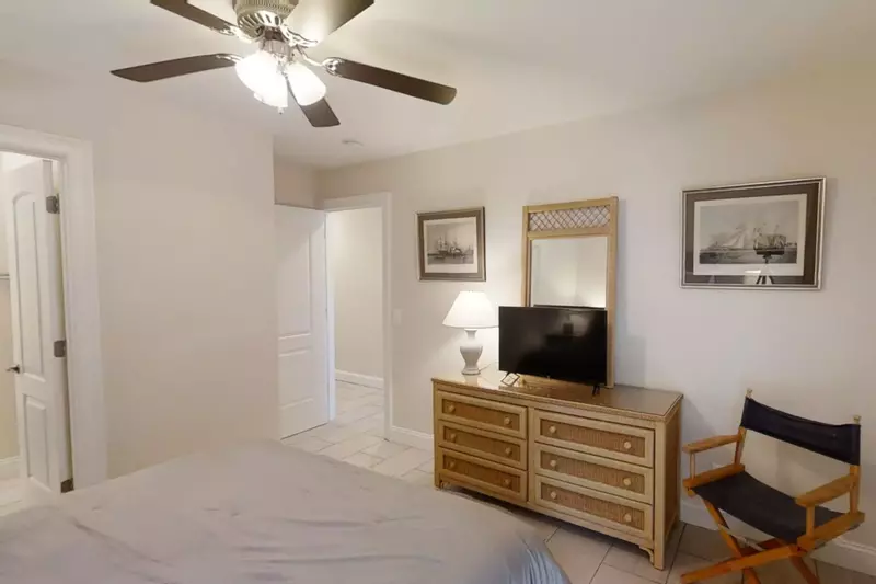 Bedroom #1-Ceiling fan, en suite bath