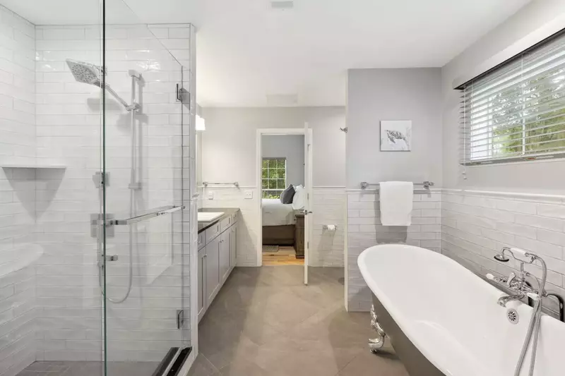 Primary bedroom en-suite