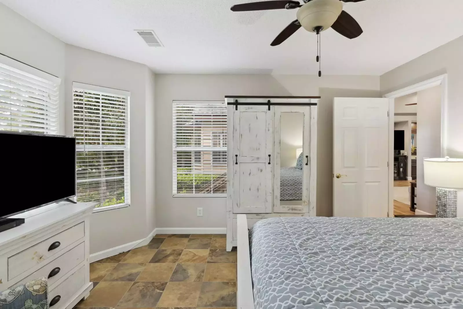 Guest room with queen bed