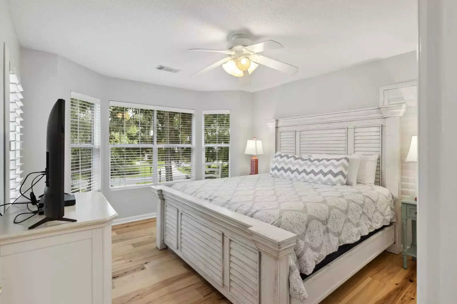 Guest room with king bed