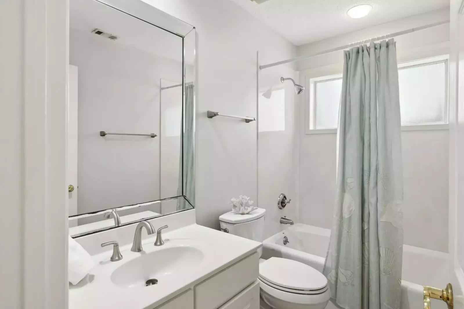 Guest bathroom with shower/tub combo