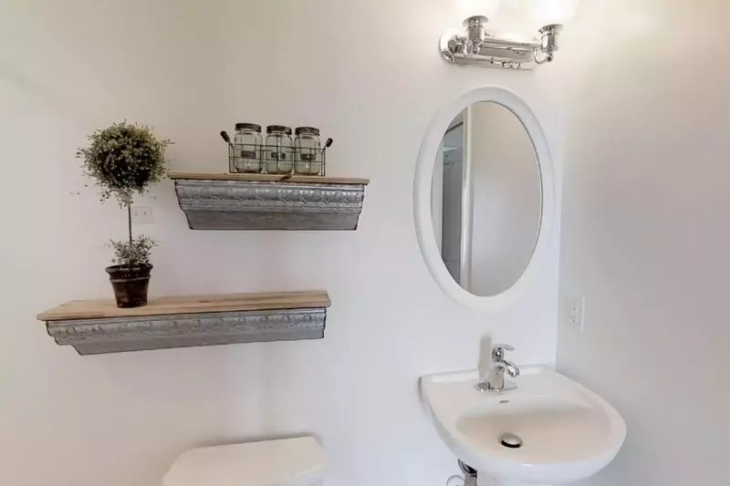 Third level pass-thru bathroom with shower/tub combination