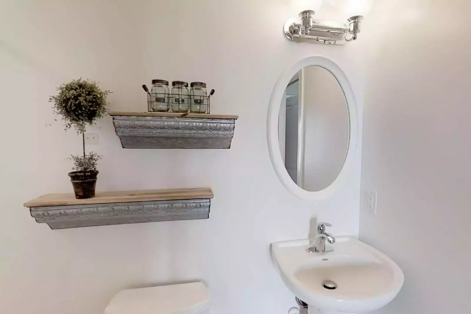 Third level pass-thru bathroom with shower/tub combination