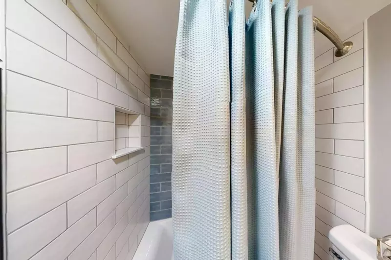 Beautiful tile in the shower/tub