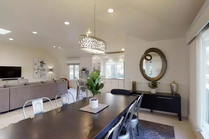 Seating for 8 at the Dining Table