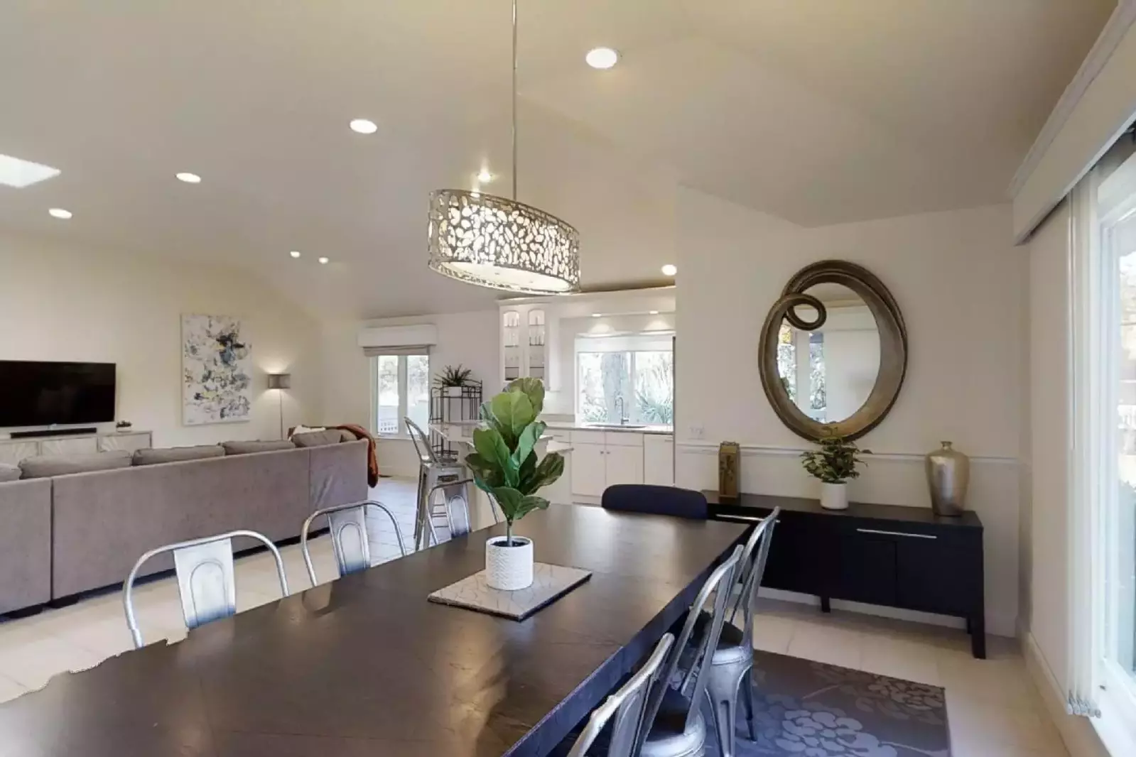 Seating for 8 at the Dining Table