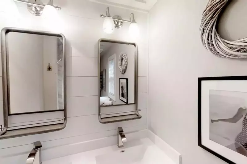 Master en suite bath with double vanity
