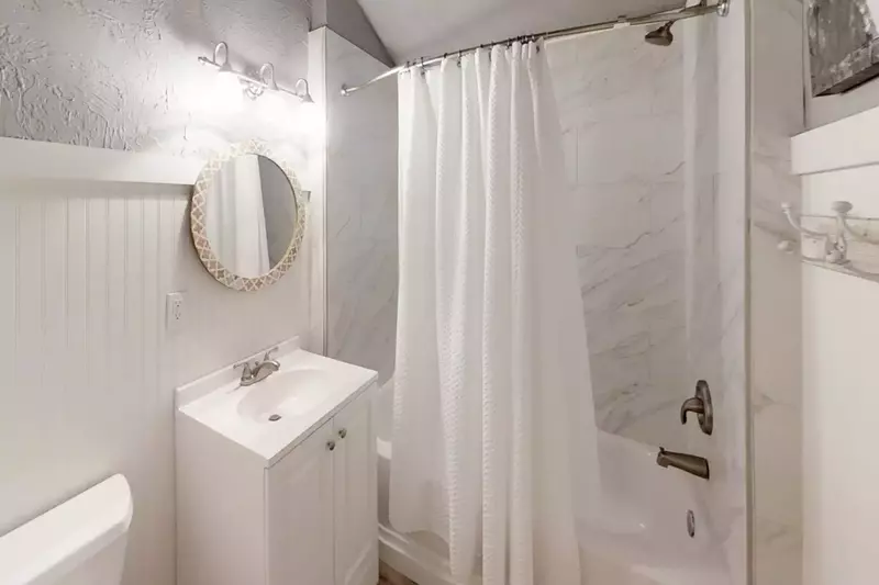 Bathroom #3-Guest bathroom features shower/tub combination