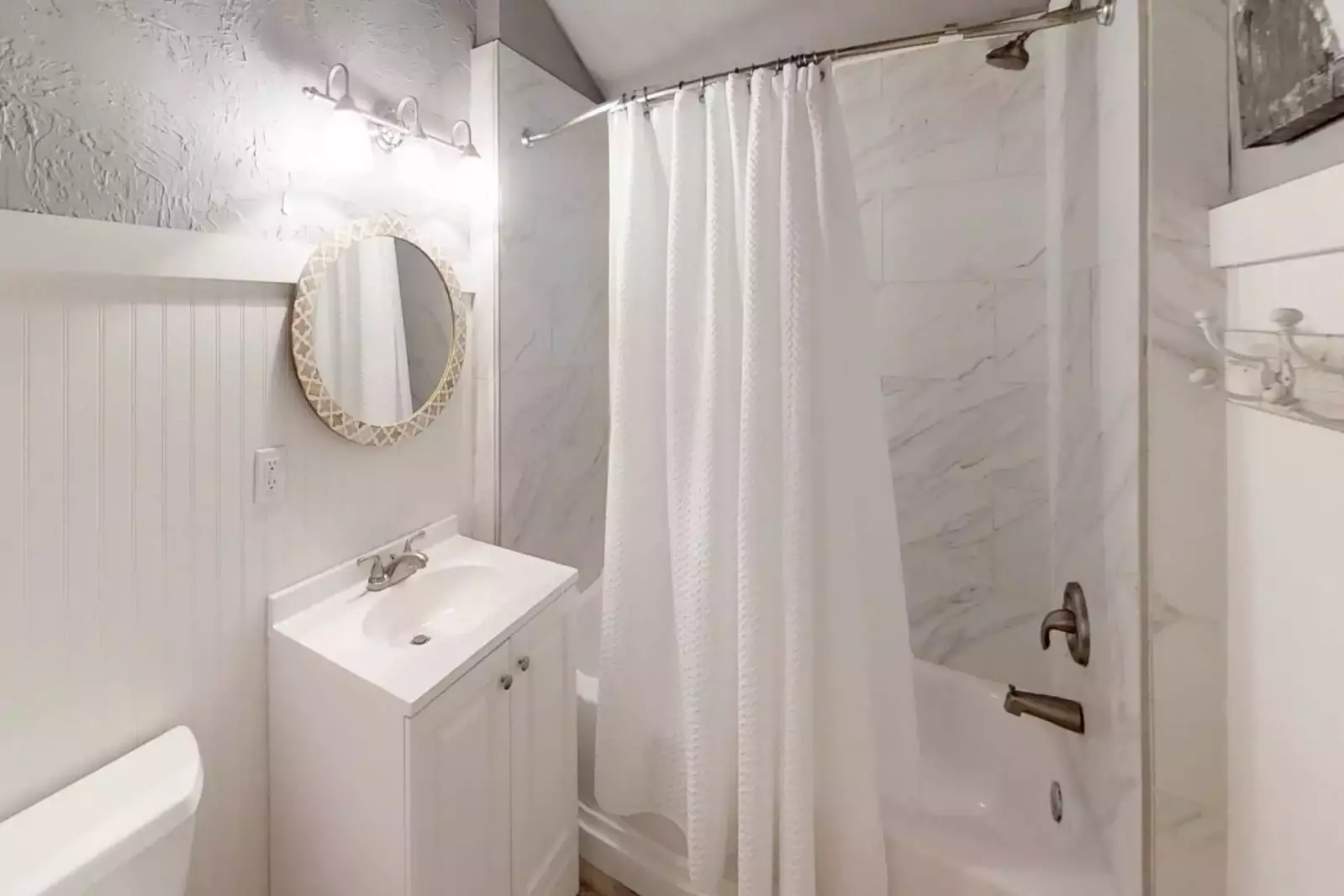 Bathroom #3-Guest bathroom features shower/tub combination