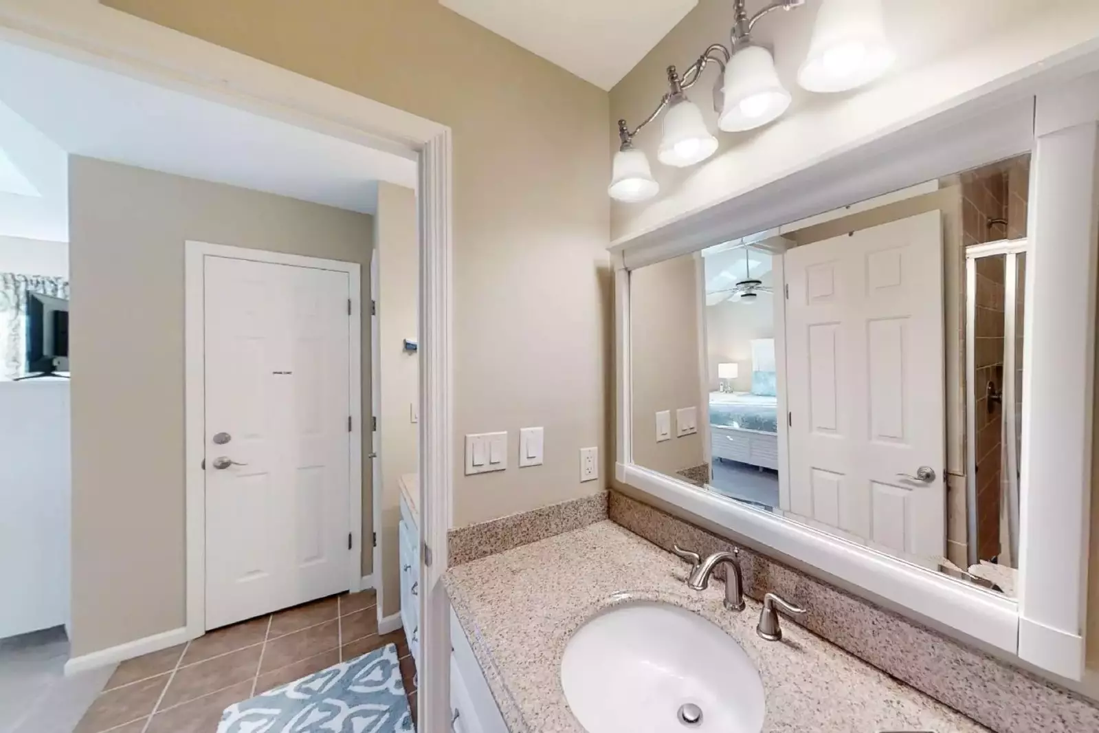 Master en suite bathroom 2nd level