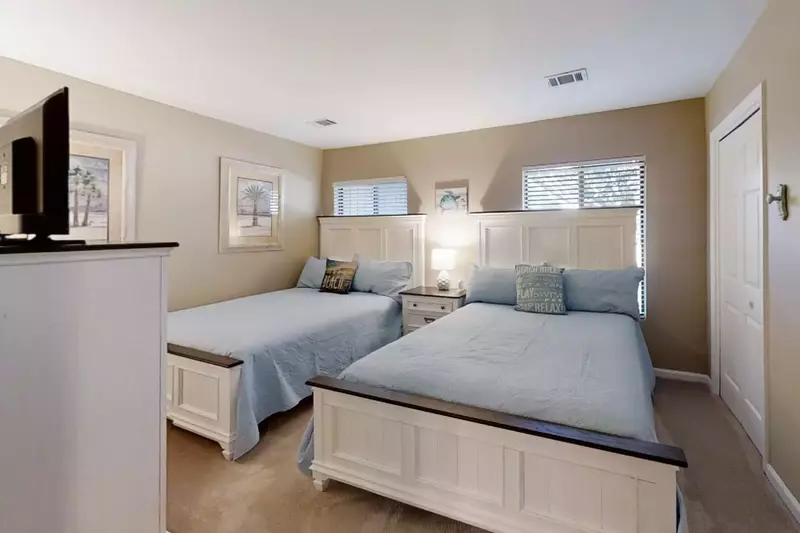 Sleeping options with 2 full size beds in guest bedroom