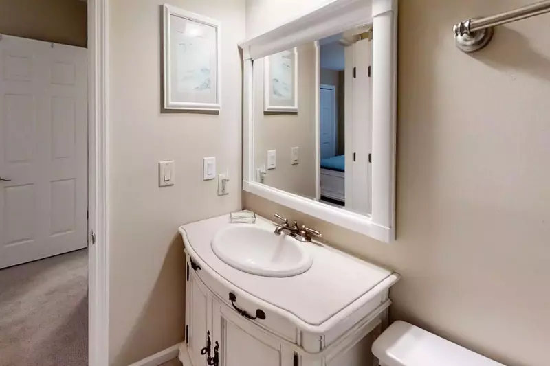 Guest bedroom en suite bath