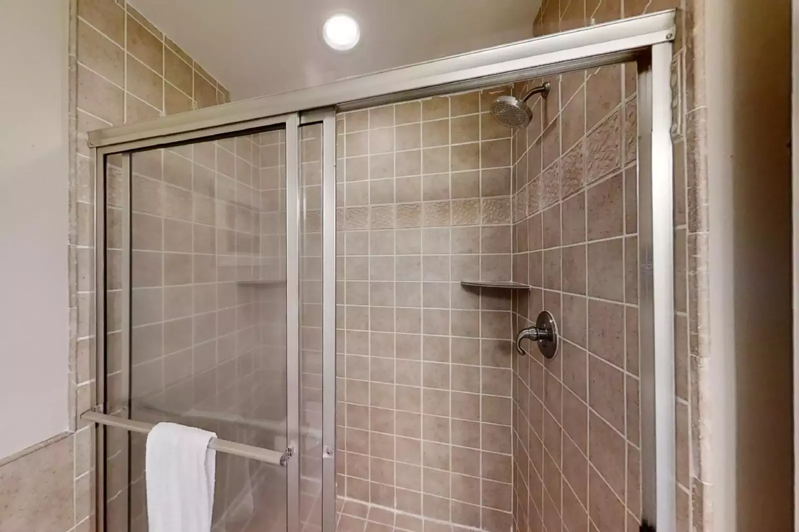 Guest bedroom en suite shower