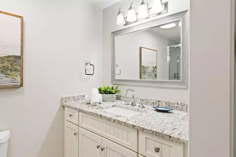 Lovely updated primary  en-suite bath