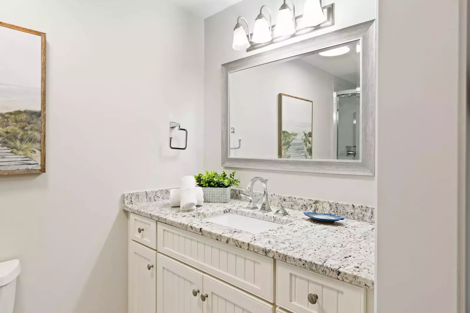 Lovely updated primary  en-suite bath