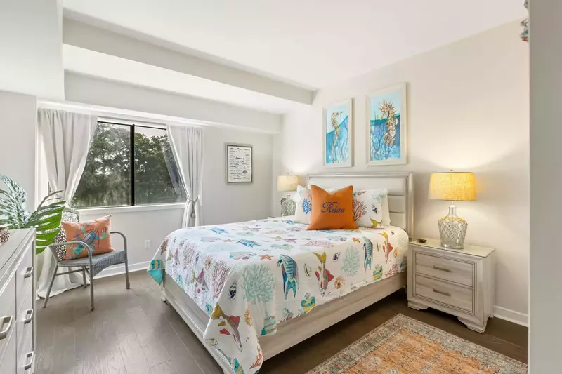 Pretty & bright guest bedroom with queen bed