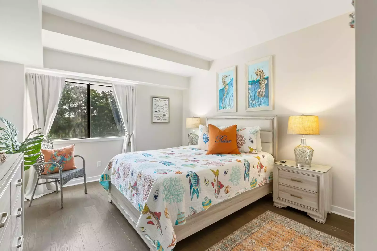 Pretty & bright guest bedroom with queen bed