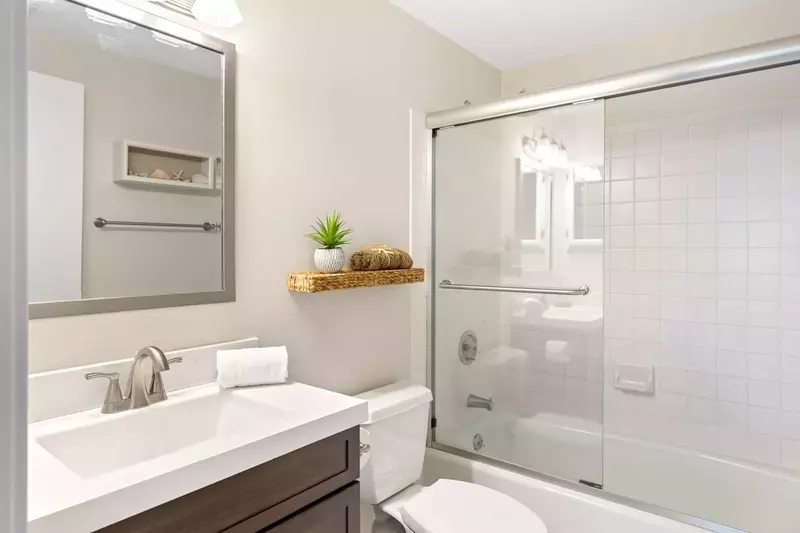 Guest bathroom with shower/tub combo
