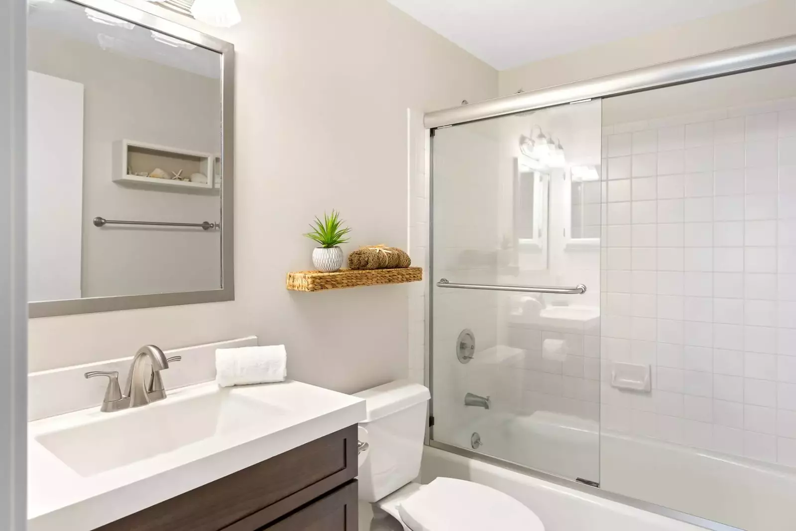 Guest bathroom with shower/tub combo