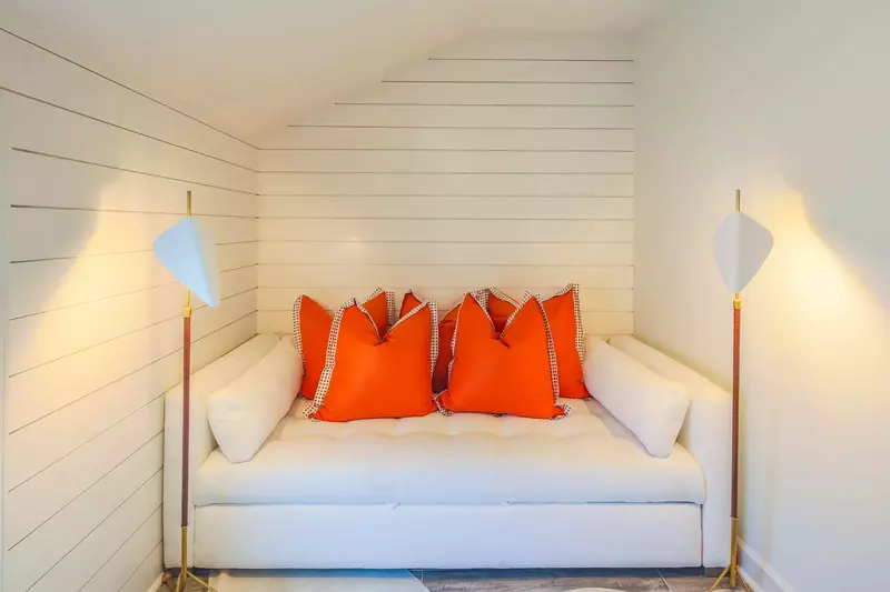 Please note there is no en suite bathroom or hallway bathroom for this room.