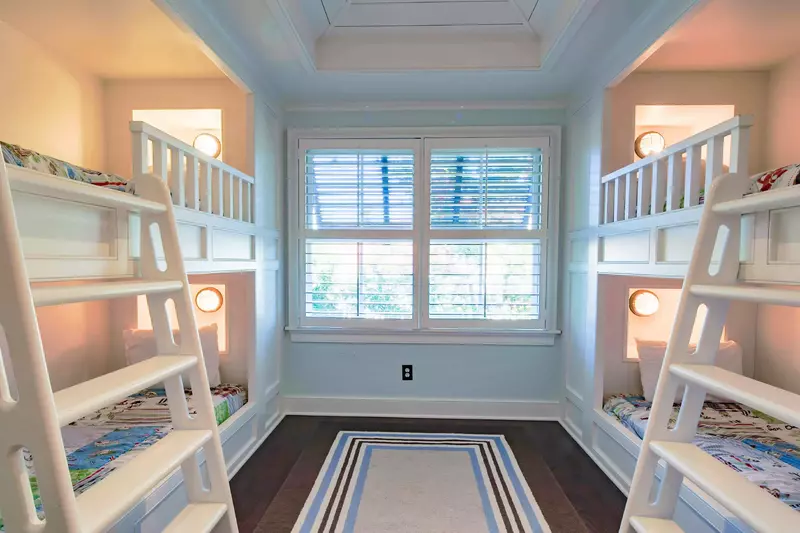 Your kids will swoon over this bedroom with built-in bunkbeds!