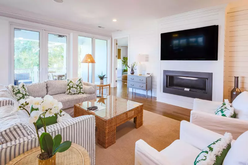 With its living room, kitchen & dining room on the second floor, Sea Gem receives wonderful natural light.