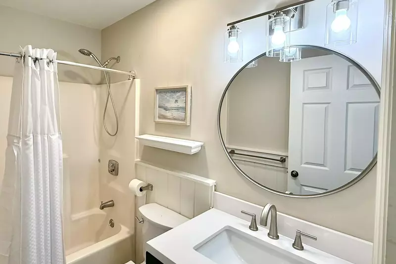 Primary ensuite bath with Shower/Tub Combo