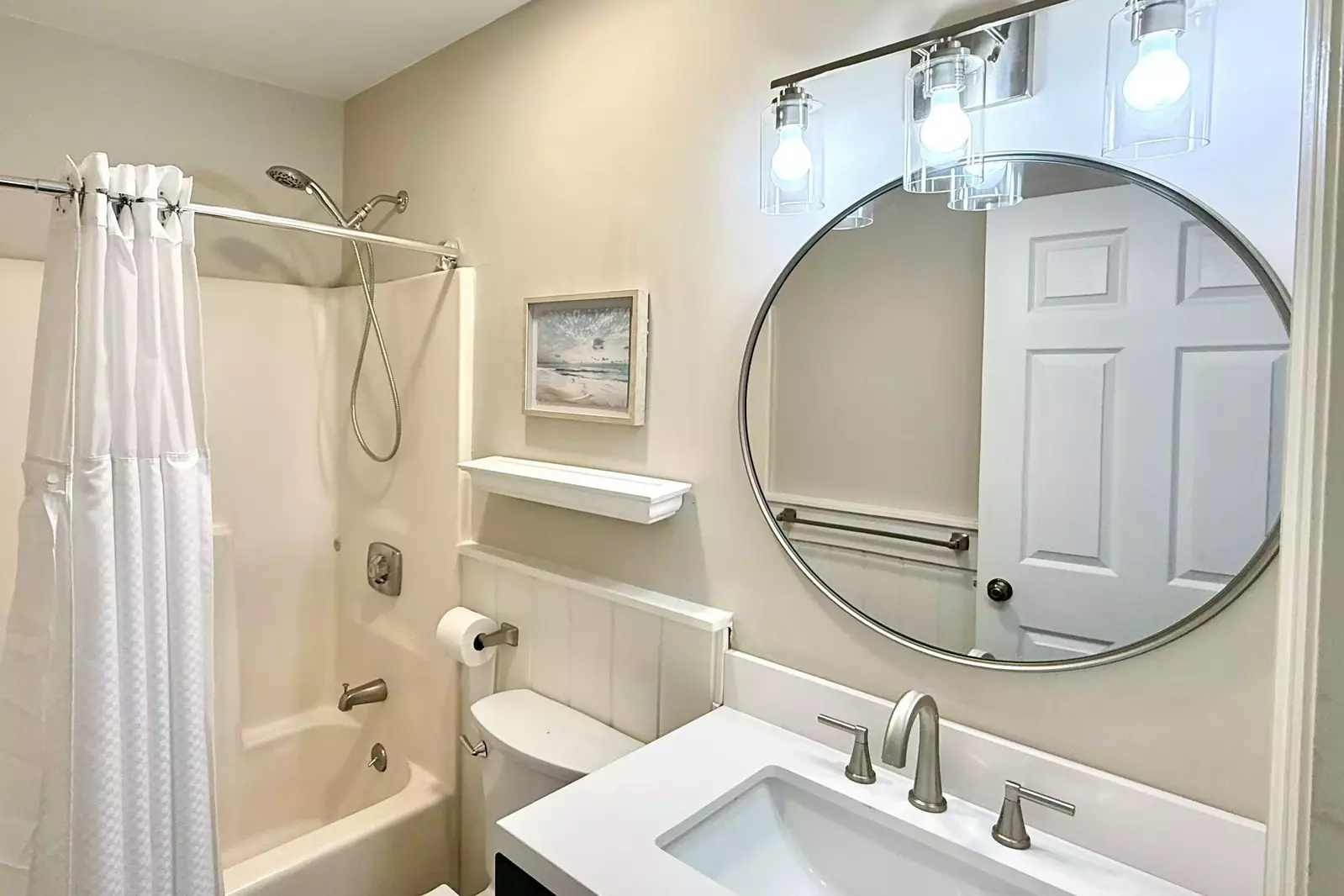 Primary ensuite bath with Shower/Tub Combo