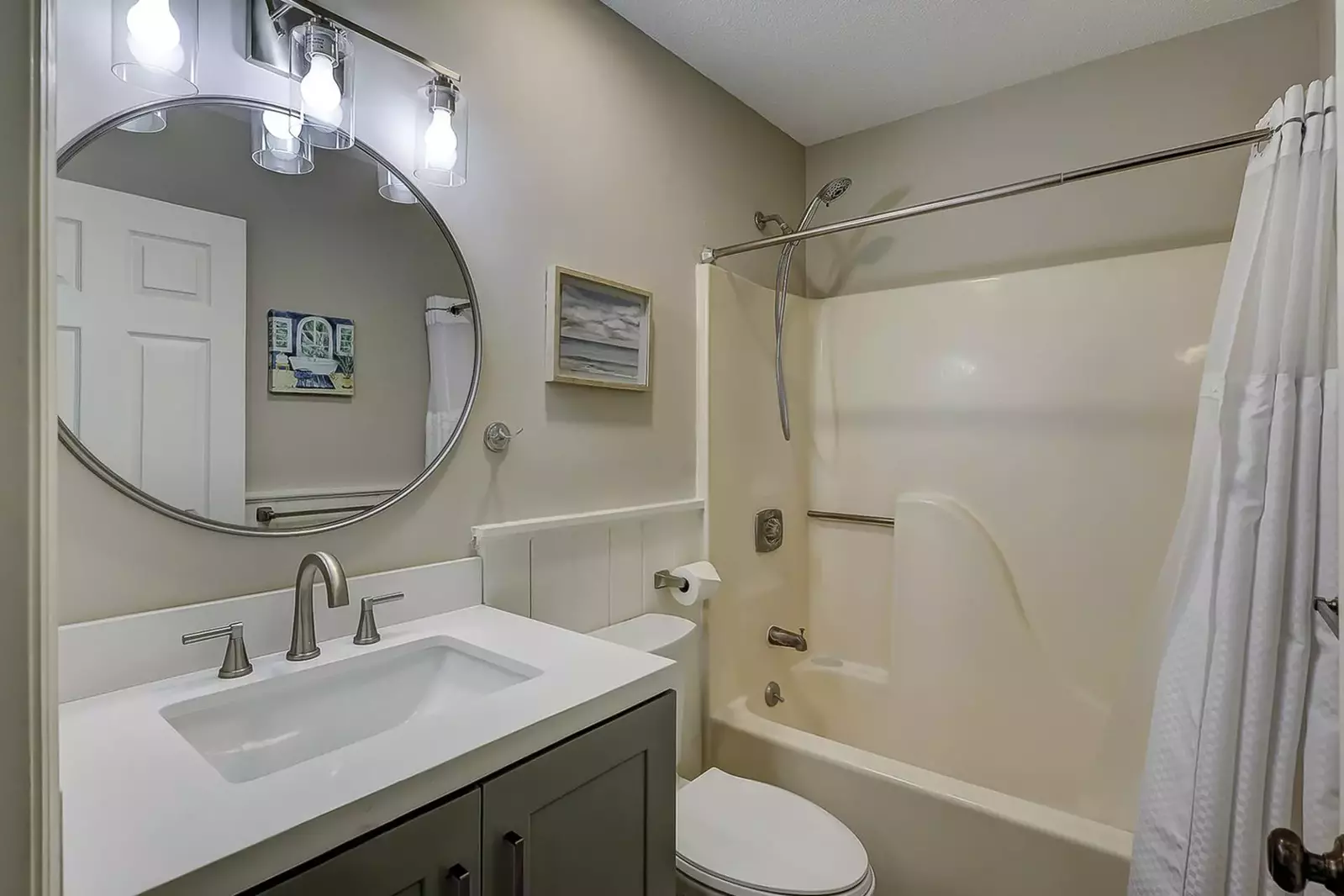 Guest Ensuite Bath with Shower/Tub Combo