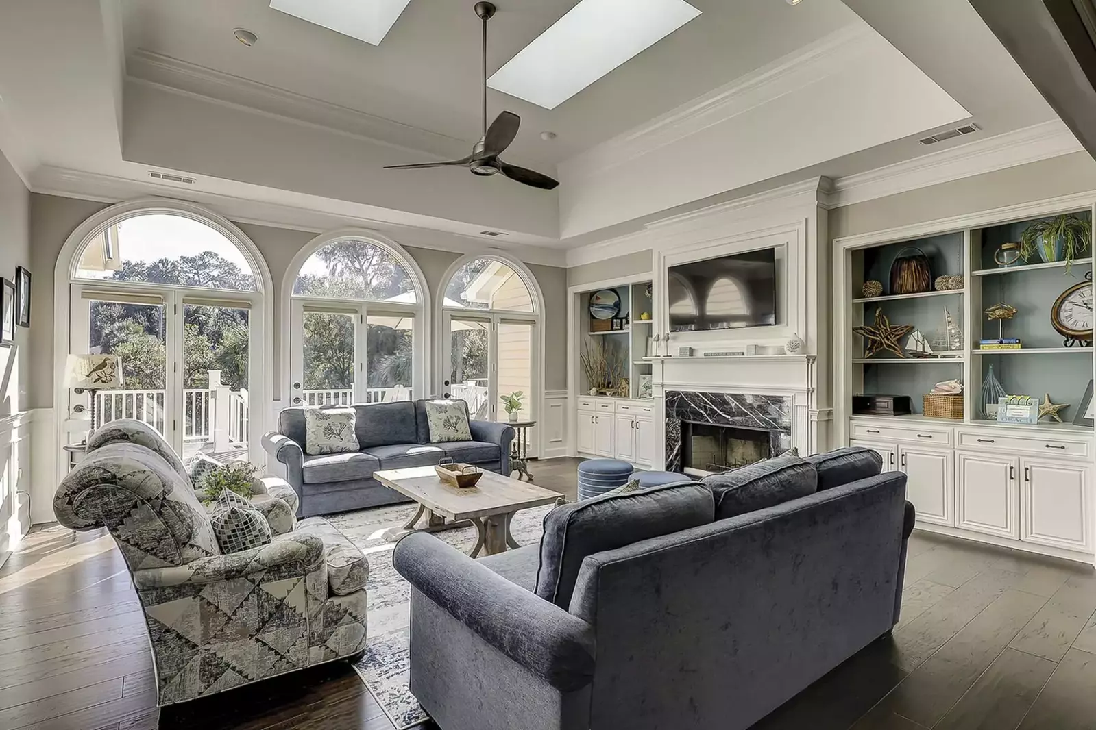 High ceilings, comfortable seating