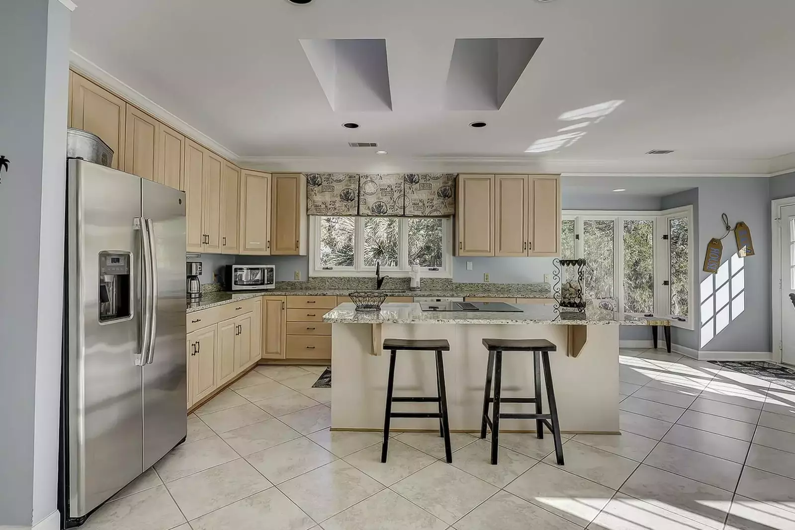 The fully equipped kitchen