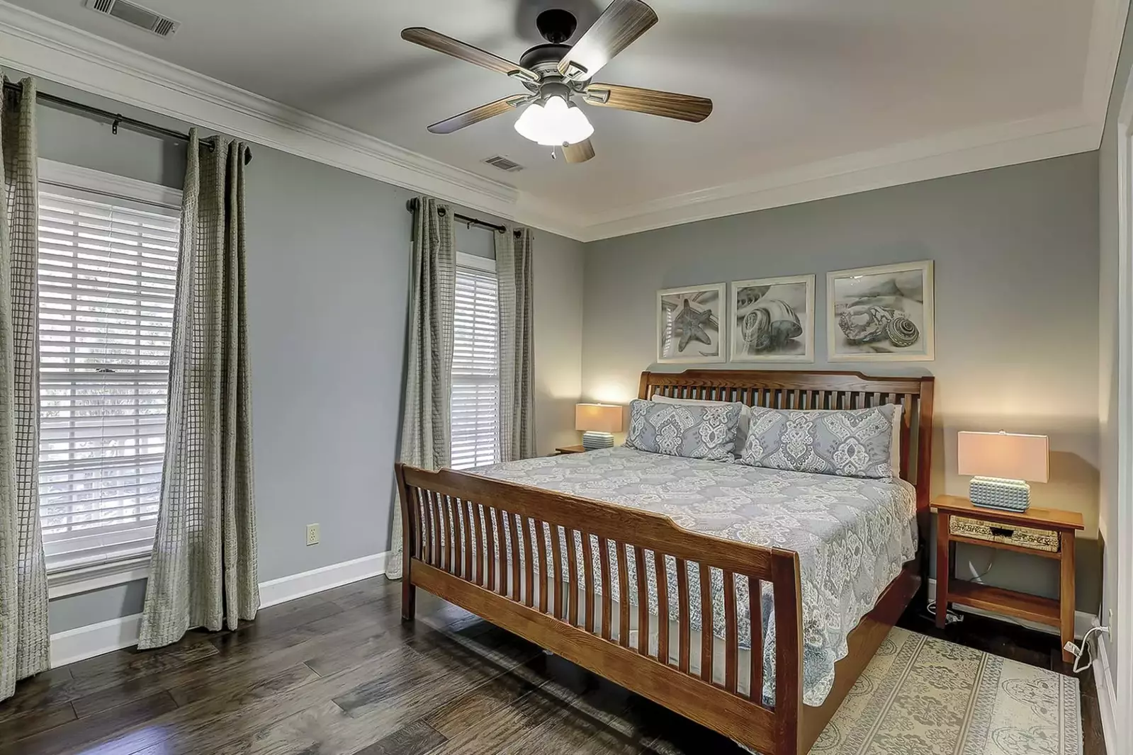 Guest bedroom with queen bed.