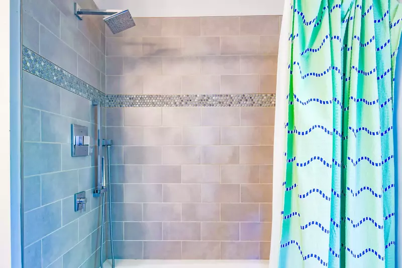 The en suite bathroom also has a tiled shower/tub combo.