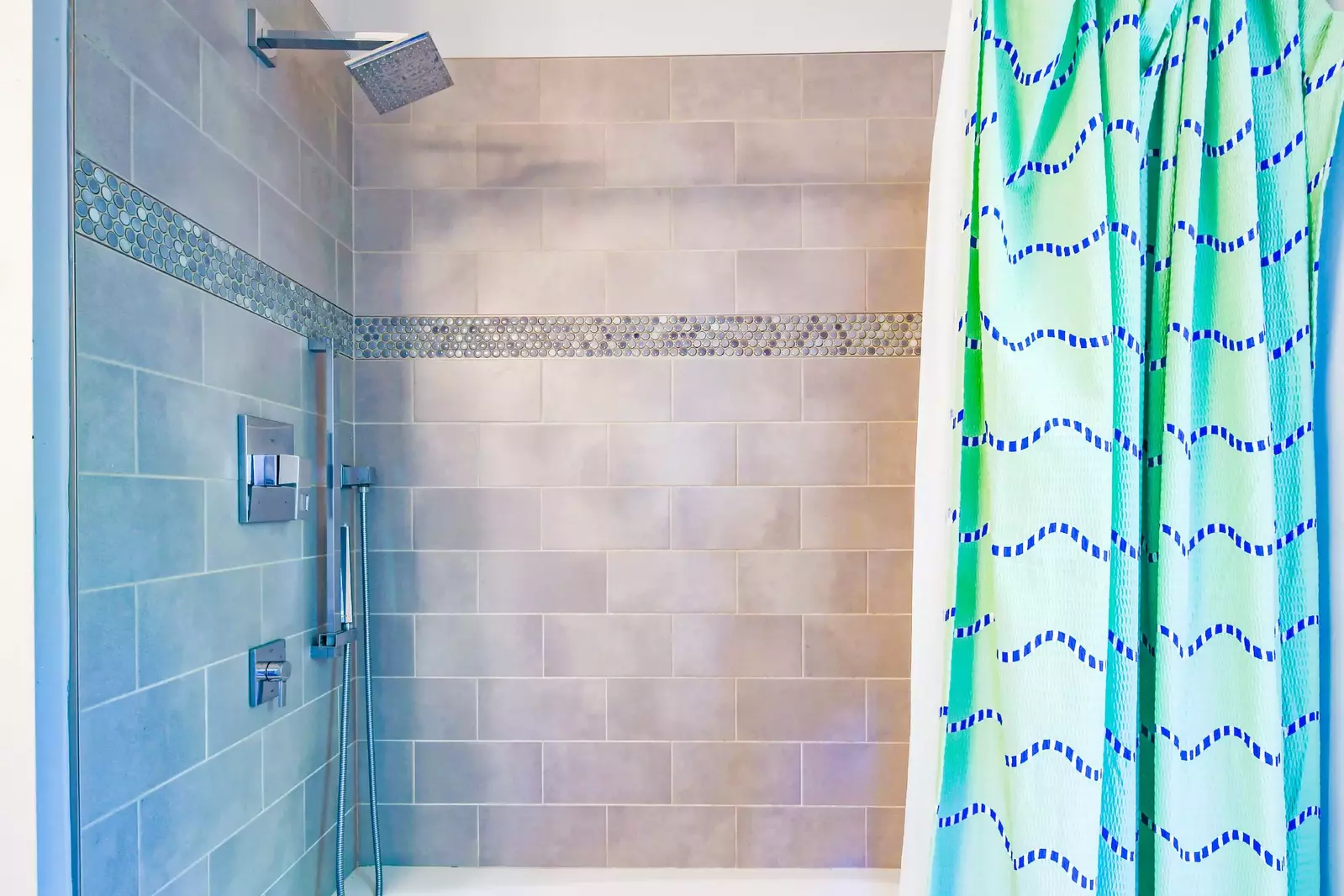 The en suite bathroom also has a tiled shower/tub combo.