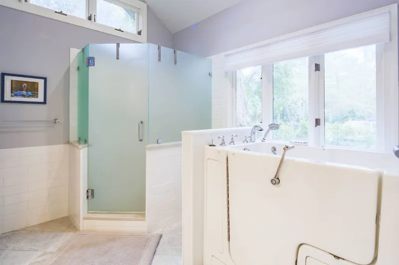The primary en suite bathroom also has a bath tub.