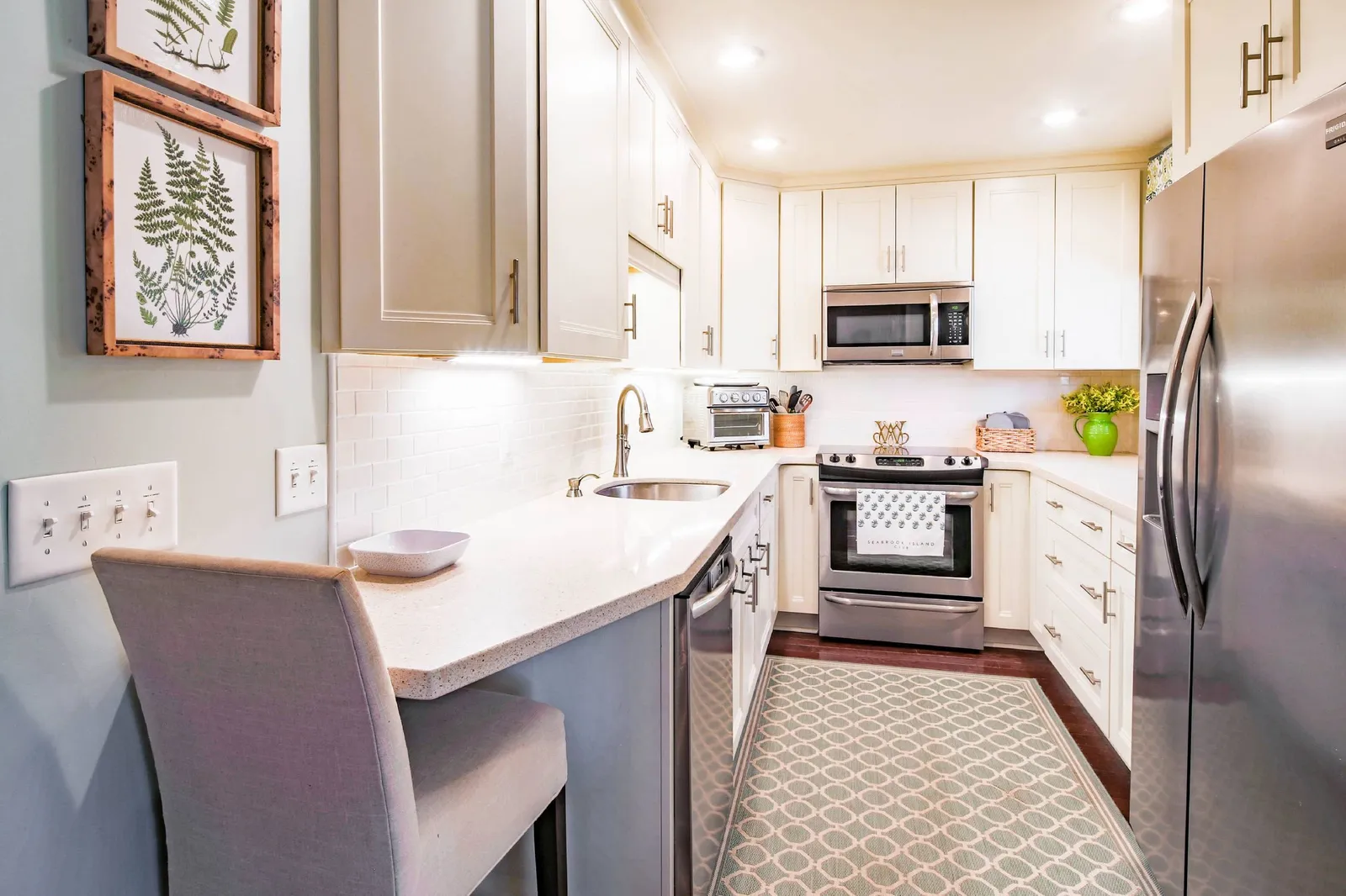 There is plenty room in this bright & cheery kitchen to prepare your family's meals.