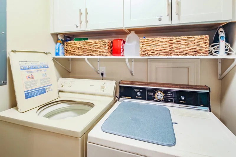 The laundry room features a washing machine & dryer.