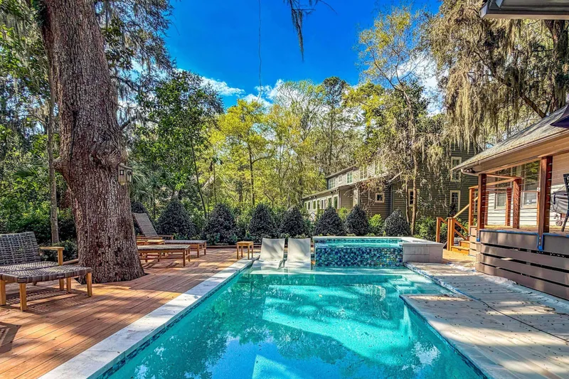 Blue Maid features a private pool and hot tub (which can each be heated for additional fees).