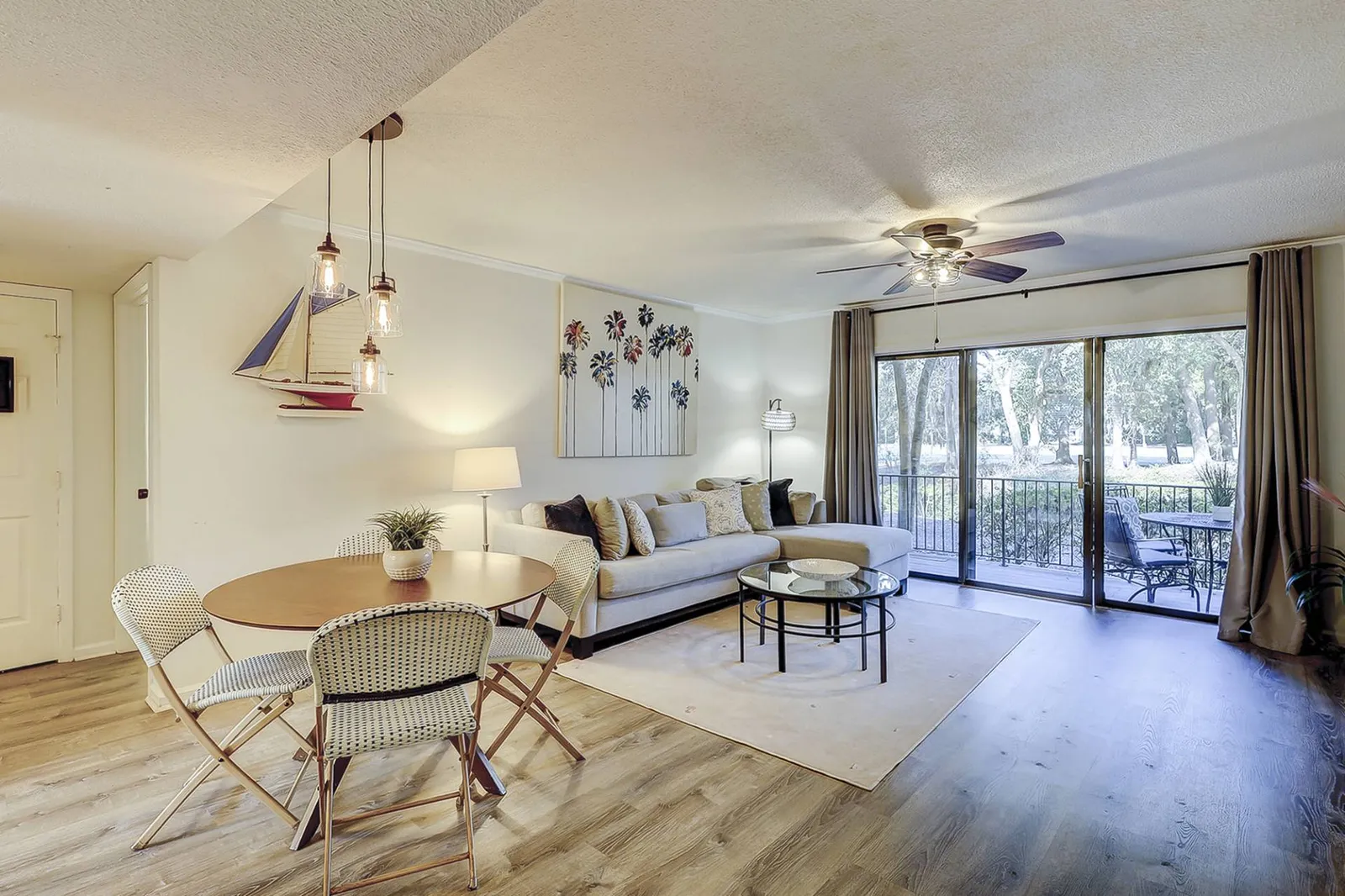 Comfortable Living Space- Dining For Four